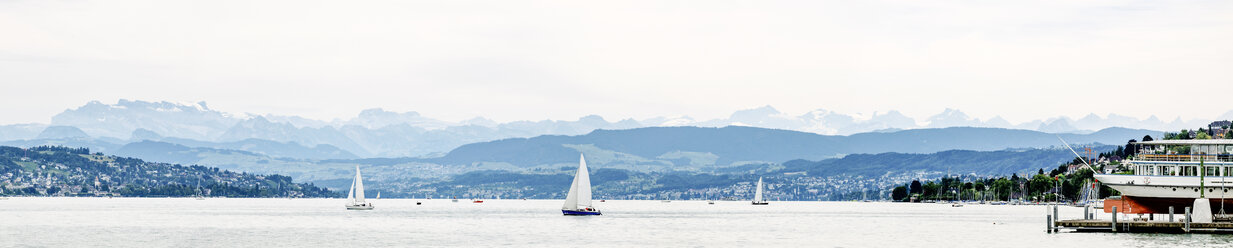 Schweiz, Zürich, Zürichsee mit Booten an bewölktem Tag, Panorama - BZF000252