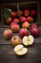 Rote Äpfel, Sorte Gala, Korb auf Holz - LVF003846