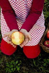 Kleines Mädchen hält Apfel mit fehlendem Biss - LVF003867