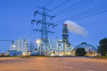 Germany, Hamburg, Coal-fired power plant Moorburg in the evening - RJF000501