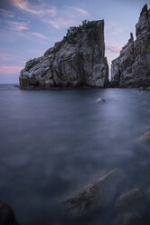 Spanien, Blanes, Costa Brava, Blick auf das Meer in der Dämmerung - SKCF000013