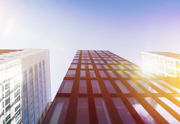 Strahlender Sonnenschein, der sich in den Glasfassaden moderner Bürogebäude spiegelt - ZMF000430
