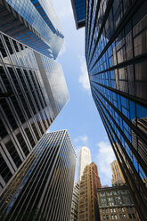 USA, New York City, Wolkenkratzer in Downtown Manhattan früh am Morgen - GIOF000121
