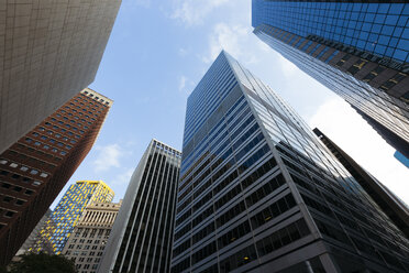USA, New York City, Wolkenkratzer in Downtown Manhattan früh am Morgen - GIOF000122