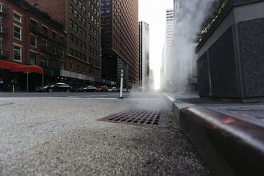 USA, New York City, Downtown Manhattan, Dunst, der morgens aus einem Gully aufsteigt - GIOF000123