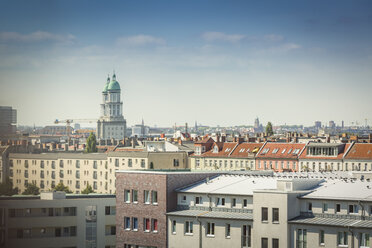 Deutschland, Berlin, Frankfurter Tor über den Dächern der umliegenden Gebäude - NKF000404