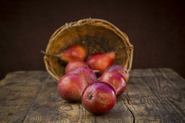 Wickerbasket and organic red Clapp's Favourite on dark wood - LVF003895