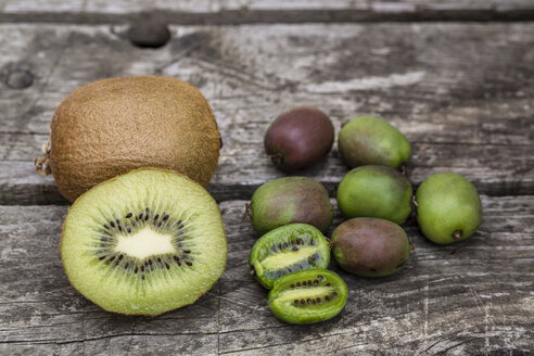 Sliced and whole kiwis and hardy kiwis on wood - SARF002126