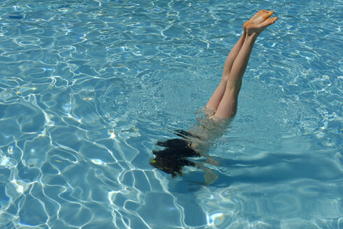 Mädchen macht einen Handstand im Schwimmbad - LBF001206