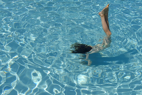Mädchen macht einen Handstand im Schwimmbad - LBF001207