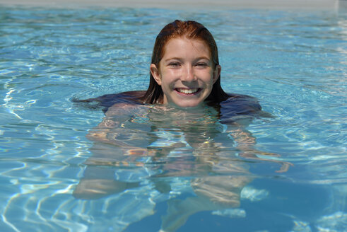 Porträt eines lächelnden Mädchens im Schwimmbad - LBF001208