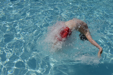 Jugendlicher springt und spielt im Schwimmbad - LBF001209