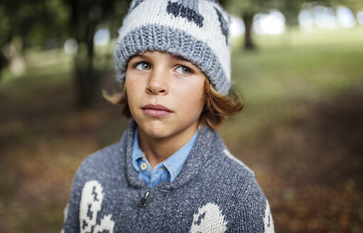 Porträt eines Jungen in Herbstmode - MGOF000793