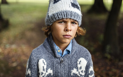 Porträt eines wütenden Jungen in Herbstmode - MGOF000794