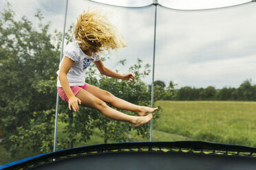 Mädchen hüpft auf Trampolin - MGOF000795