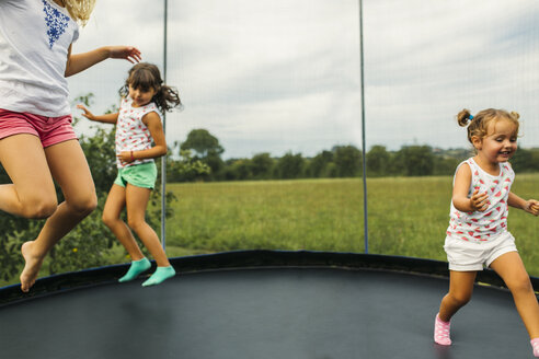 Drei Mädchen hüpfen auf dem Trampolin - MGOF000796