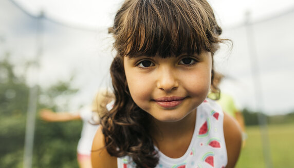 Porträt eines brünetten Mädchens auf einem Trampolin - MGOF000797