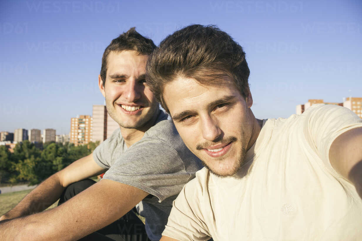 Two friends posing for a selfie stock photo-seedfund.vn