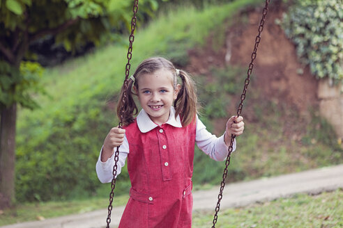 Porträt eines kleinen Mädchens auf einer Schaukel - XCF000035