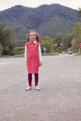 Porträt eines kleinen Mädchens mit Zöpfen und rotem Kleid - XCF000036