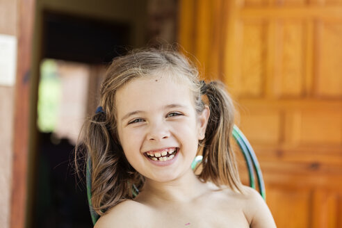 Porträt eines glücklichen kleinen Mädchens mit Zöpfen und Zahnlücken - XCF000038