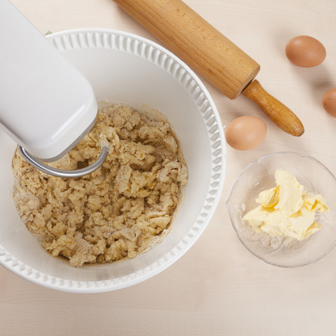 Backen mit Teig, Eiern und Butter, lizenzfreies Stockfoto