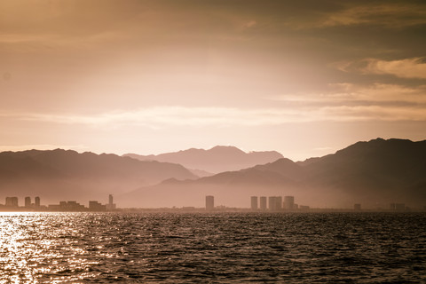 Mexiko, Puerto Vallarta, Küstenlinie mit Hotelzone und den Bergen der Sierra Madre im Hintergrund, lizenzfreies Stockfoto