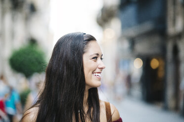 Smiling young woman in the city - JRFF000086