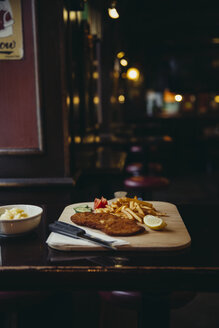 Wiener Schnitzel mit Pommes frites auf dem Restauranttisch - AIF000090