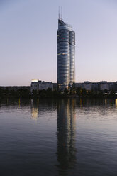 Österreich, Wien, Donau City, Donau und Millenium Tower am Abend - AIF000100