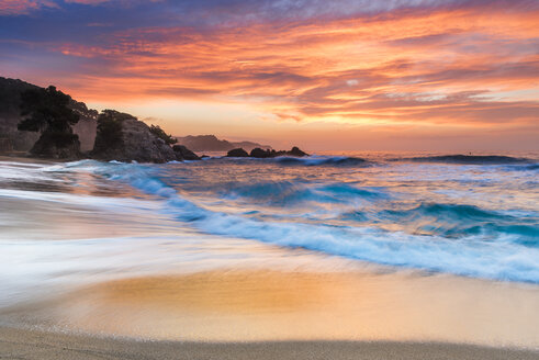 Spanien, Katalonien, Blanes, Costa Brava bei Sonnenuntergang - SKCF000015