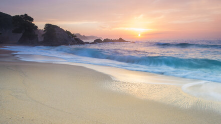 Spanien, Katalonien, Blanes, Costa Brava bei Sonnenuntergang - SKCF000019