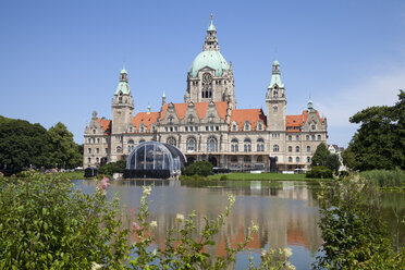 Deutschland, Niedersachsen, Hannover, Neues Rathaus mit Maschteich - WIF002848