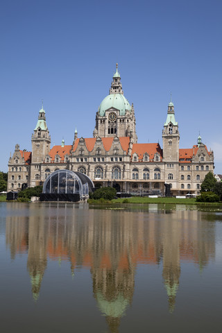 Deutschland, Niedersachsen, Hannover, Neues Rathaus mit Maschteich, lizenzfreies Stockfoto