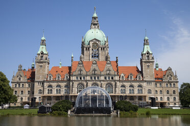 Deutschland, Niedersachsen, Hannover, Neues Rathaus mit Maschteich - WIF002850