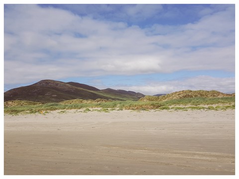 Irland, Grafschaft Kerry, Dingle-Halbinsel, Strand und Hügel, lizenzfreies Stockfoto