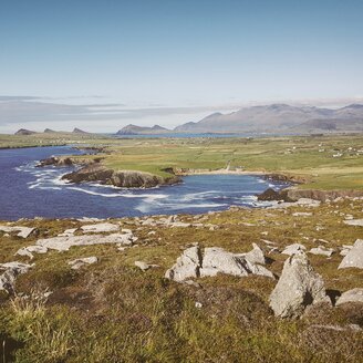 Irland, Grafschaft Kerry, Dingle-Halbinsel, Küstenlandschaft bei Dunurlin - ELF001595