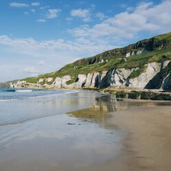 Nordirland, Grafschaft Antrim, Ballintoy, Strand an der Kreideküste White Cliffs - ELF001598