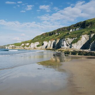 Nordirland, Grafschaft Antrim, Ballintoy, Strand an der Kreideküste White Cliffs - ELF001598