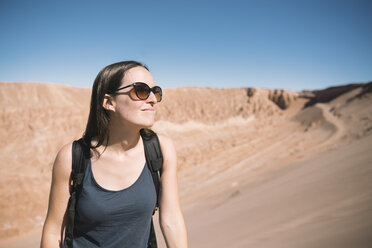 Chile, Frau in der Atacamawüste - GEMF000390