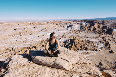 Chile, Atacama-Wüste, Frau sitzt auf einem Felsen - GEMF000393