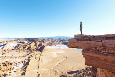 Chile, Atacama-Wüste, Frau steht auf einer Klippe und betrachtet die Aussicht - GEMF000394