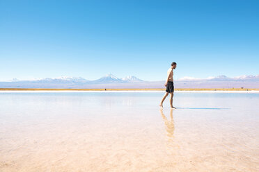 Chile, Atacama-Wüste, Mann beim Spaziergang an der Laguna Cejar - GEMF000400