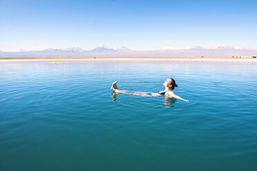 Chile, Atacama-Wüste, Frau schwimmt im Salzsee Laguna Cejar - GEMF000403