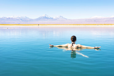 Chile, Atacama-Wüste, Frau schwimmt im Salzsee Laguna Cejar - GEMF000404