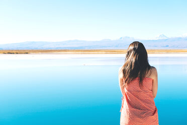 Chile, Atacama-Wüste, Frau an der Laguna Cejar - GEMF000405