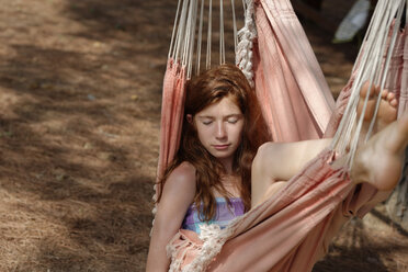 Portrait of girl with closed eyes in a hammock - LBF001217