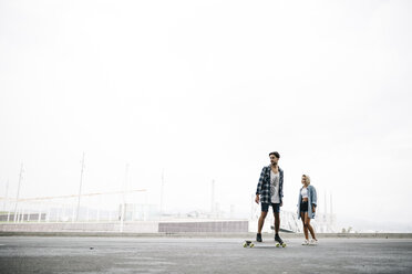 Friends longboarding in the street - JRFF000100