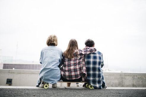 Drei Freunde beim Longboarden in der Stadt - JRFF000101