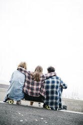 Drei Freunde beim Longboarden in der Stadt - JRFF000103